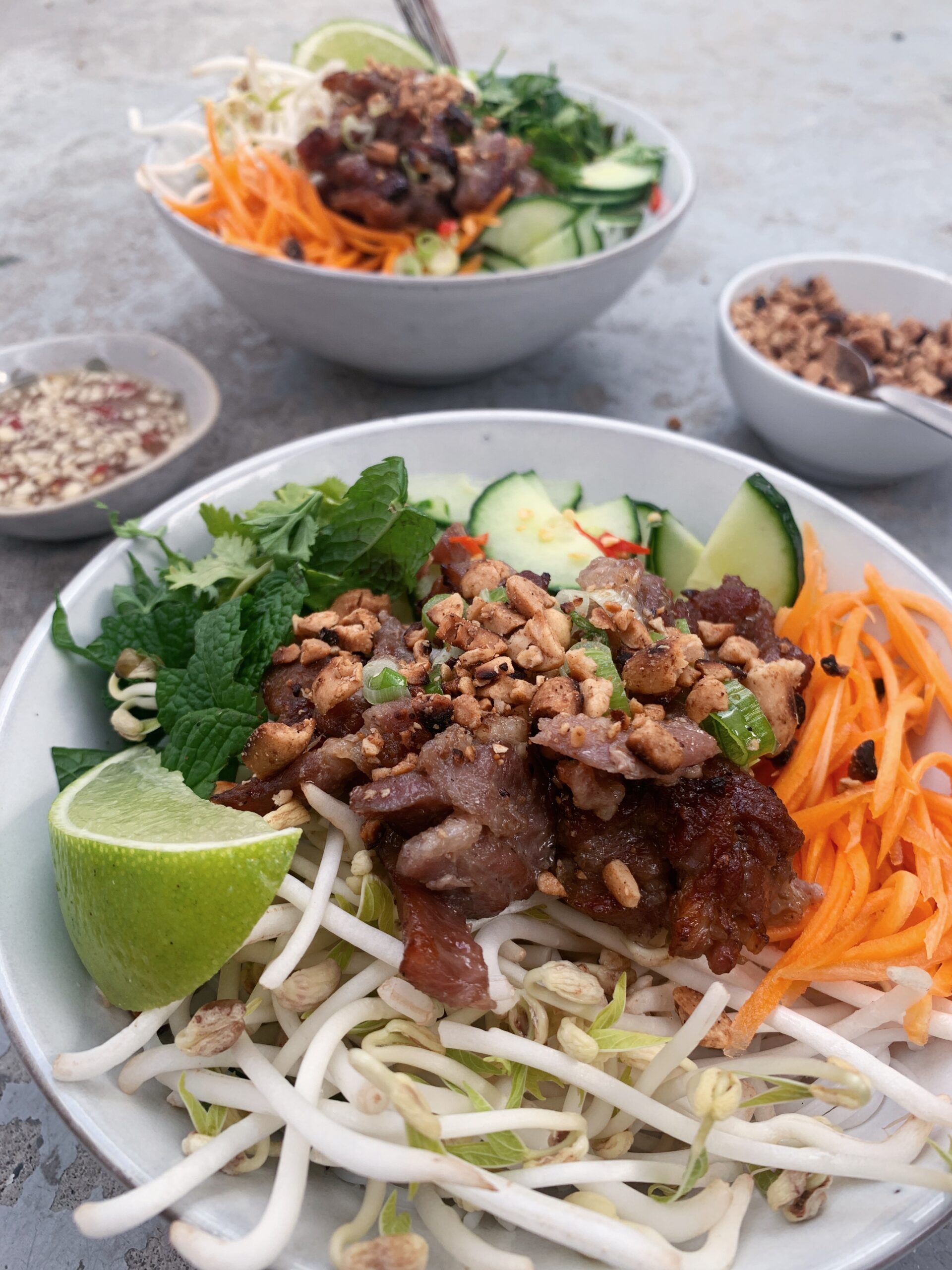 Vietnamesisk Nudelsalat med Grillet Svinekød (Bún Thịt Nướng)