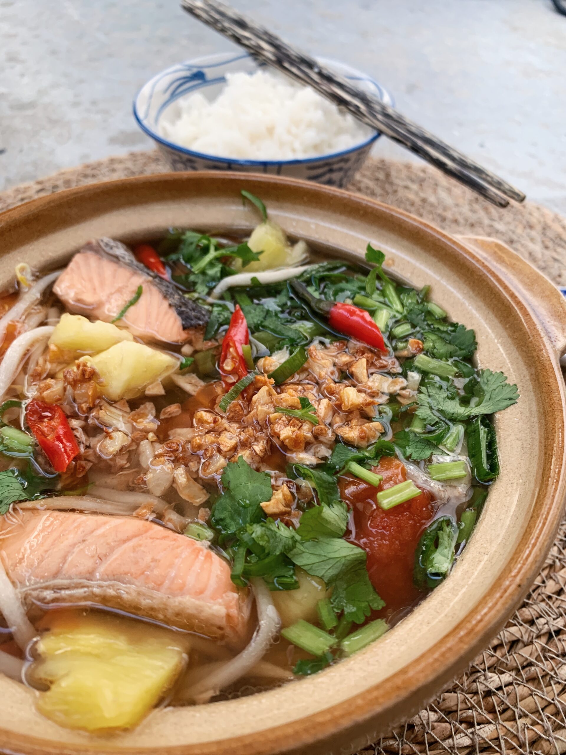 Vietnamesisk Suppe med Laks (Canh Chua)