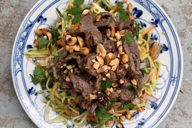 Mangosalat med oksekød