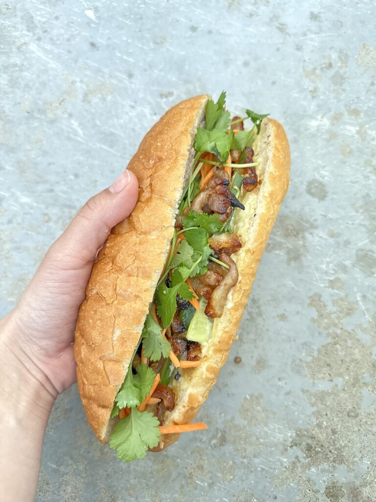 Bánh Mì sandwich med grillet svinekød